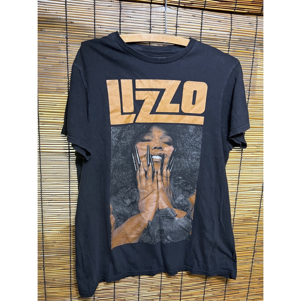 Lizzo Graphic T-Shirt Medium Black Short Sleeve Cotton Mad Engine Concert Tee
